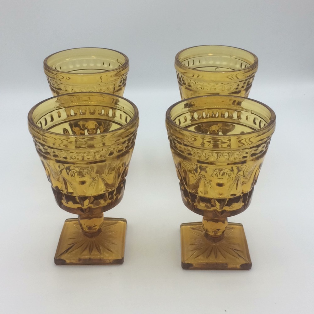 Beautiful vintage 4 glasses